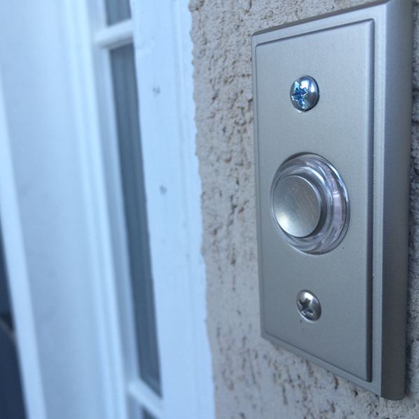 Qolsys-IQ-Doorbell-Lifestyle-2-MEDIUM