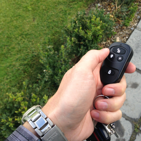 Qolsys-IQ-Fob-Lifestyle-1-MEDIUM