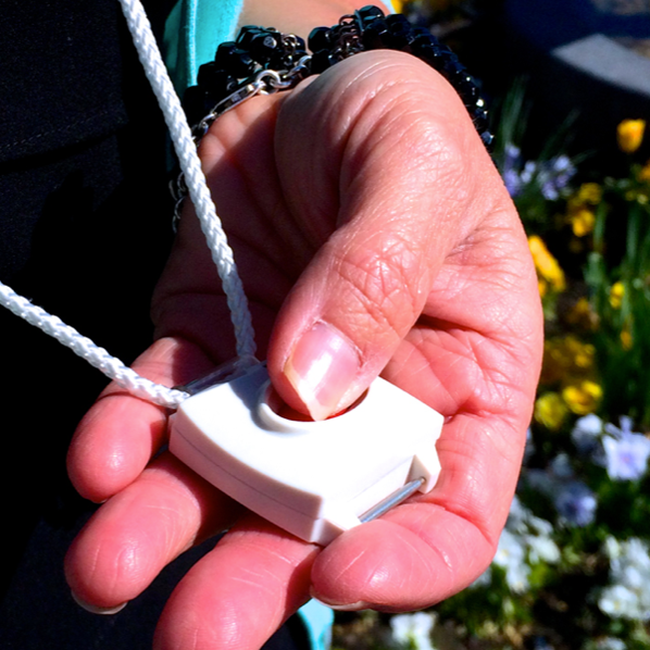 IQ-IQ-Pendant-Lifestyle-2-MEDIUM