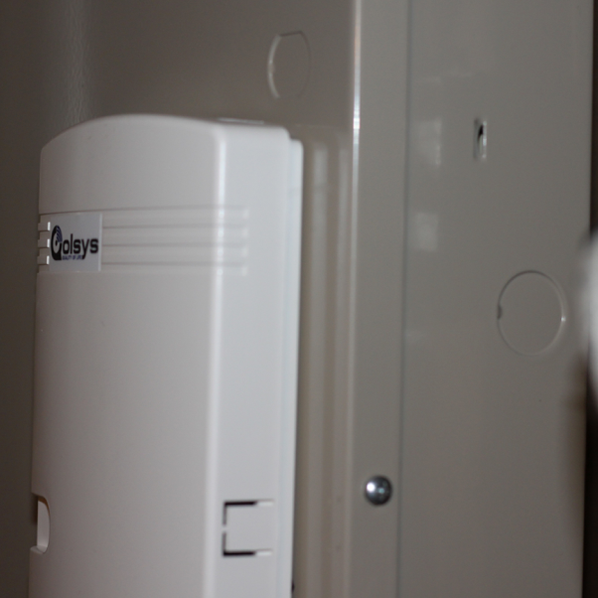 IQ-IQ-Wireless-Translator-Lifesytle-1-MEDIUM