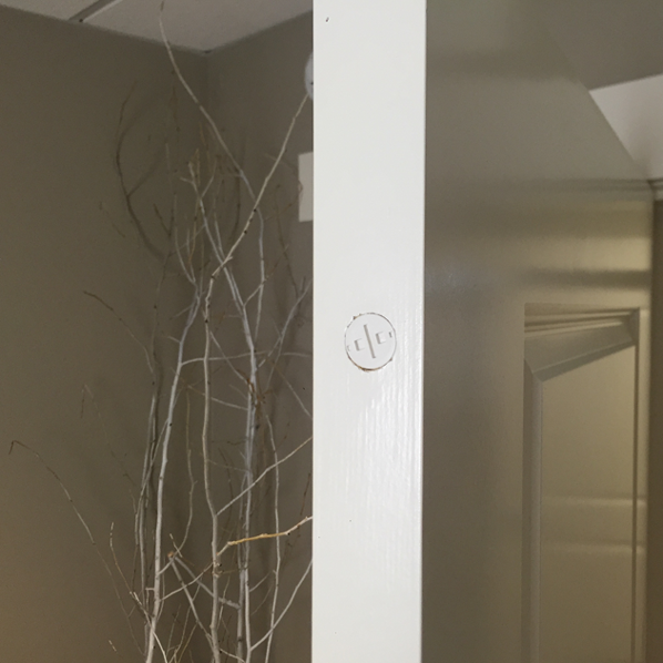 qolsys-iq-recessed-door-lifestyle-1-medium
